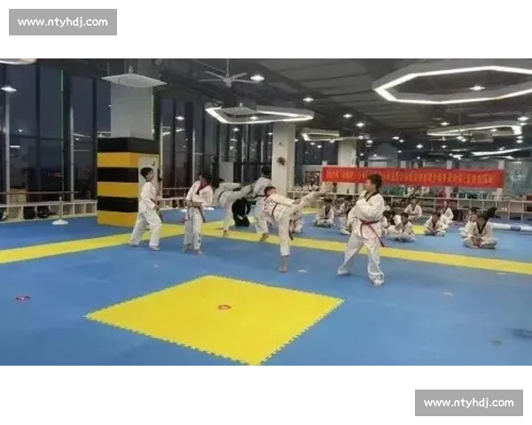 力克体育 30 分钟有氧操:冰雪季的居家燃脂引擎 力克体育 30 分钟有氧操:冰雪季的居家燃脂引擎