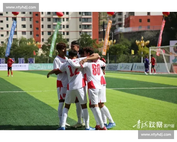 黄果遇榴花：绿茵场的春日交响